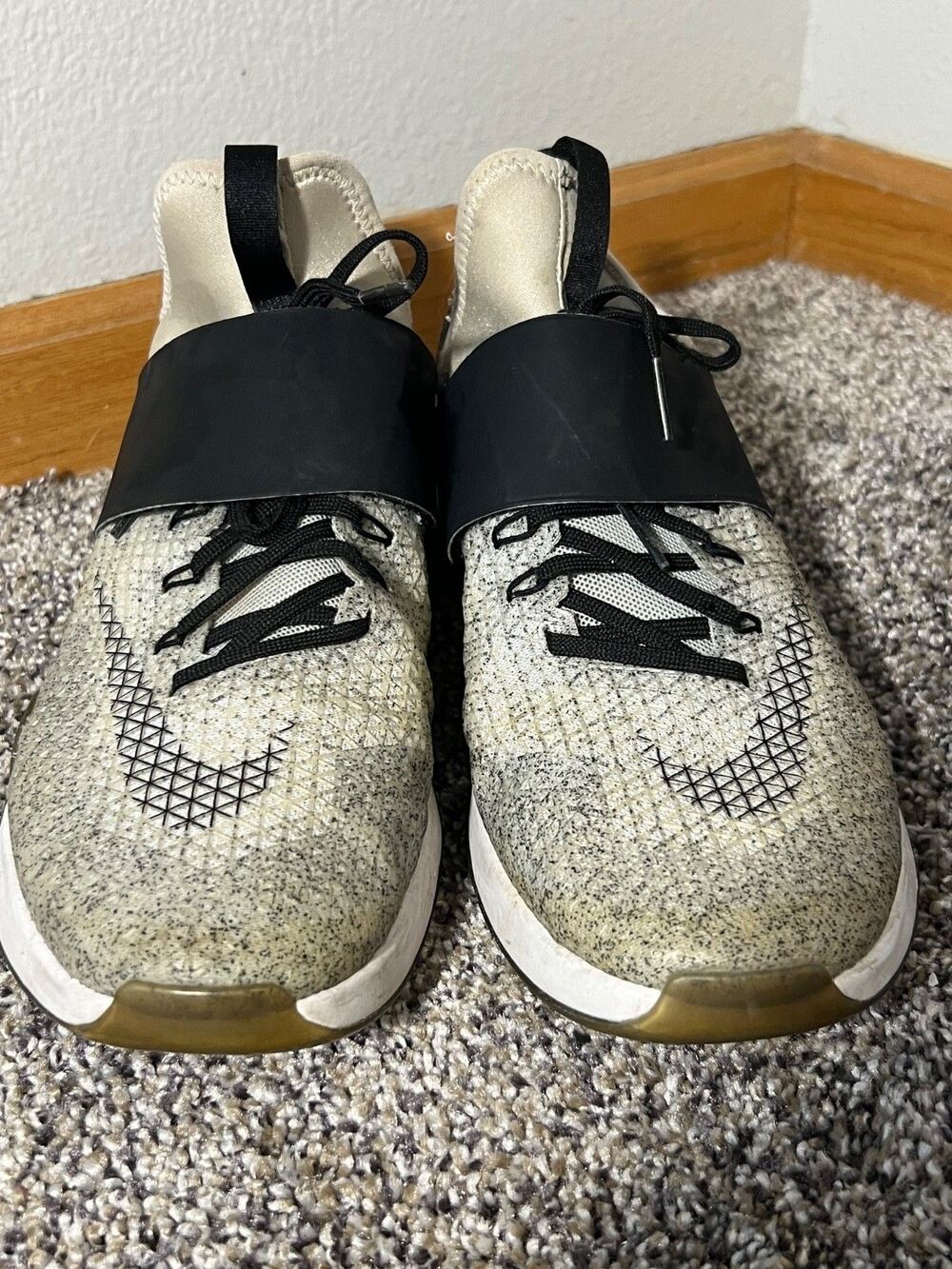 Nike 843975 Womens 8.5 Air Zoom Strong Low Top Running Training Shoes Sneakers